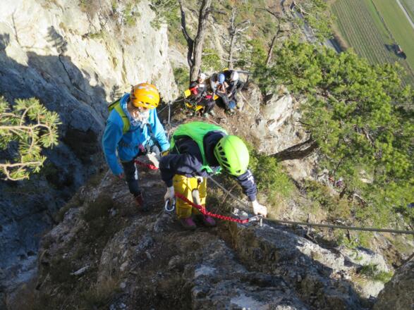 Von der Löwenbank führt der Klettersteig ...