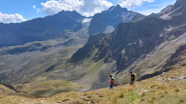 Durch das weitläufige Felderkar geht es zu Spitzig- und Hauersee. Hinten Hauerferner und (rechts) Luibiskogel (3112 m).