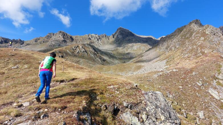Weithin sichtbar - das Gipfelkreuz des Innerberger Felderkogels. Das Kreuz steht am Ostgipfel (2810 m), unser Ziel ist der Hauptgipfel (2830 m).