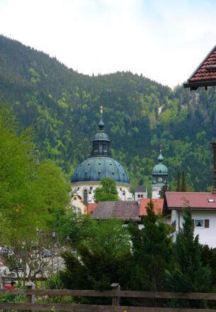 Blick auf die Kuppel der Klosterkirche in Ettal.