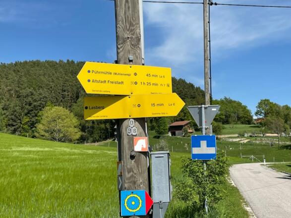 Gelbe Tafeln kurz vor Lasberg