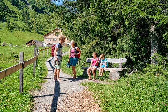 Mit der ganzen Familie unterwegs am Barfuß-Weg