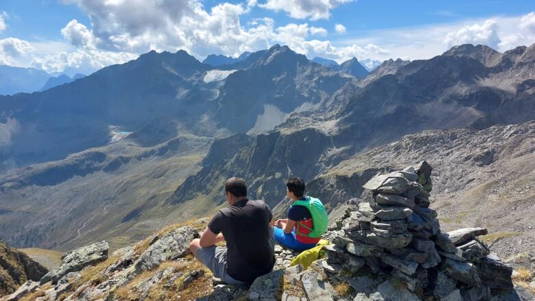 Am Gipfel des Innerberger Felderkogels. Hinten der Hauerferner mit Felderkogel (links) und Luibiskogel (rechts).