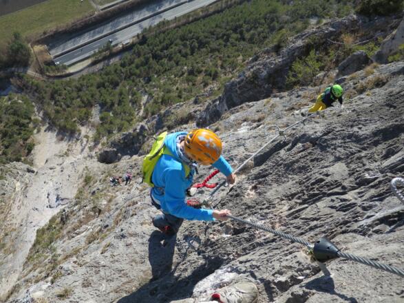 Die schwarzen Plastikkegel  verhindern im Falle eines Sturzes eine Querbelastung der Klettersteig-Karabiner.