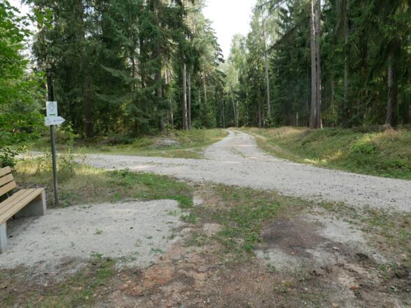 Links ins Köllergrün, dem Gründungsort des Klosters