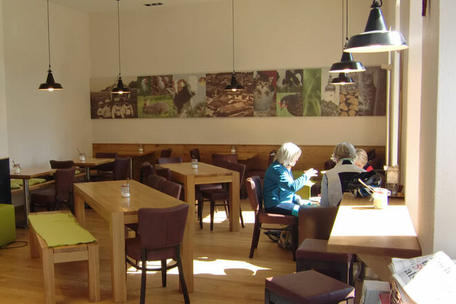 Modern und hell eingerichtetes Cafe, © Anja Linner