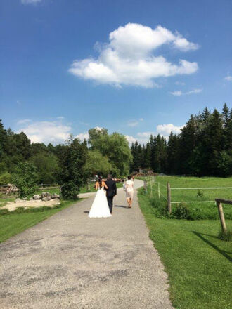 Hochzeitspaar auf dem Weg zum Weiher