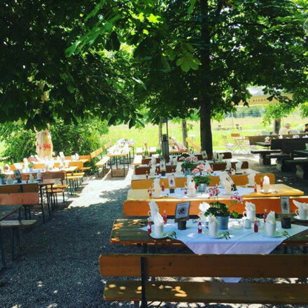 Biergarten festlich gedeckt