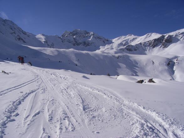 Blick in  den Talschluss des Wörgetals. Ganz hinten der Gr. Wechnerkogel und der Acherkogel, rechts vorne Gr. und Kl. Windegg. Der Wetterkreuzkogel ist rechts außerhalb des Bildes.