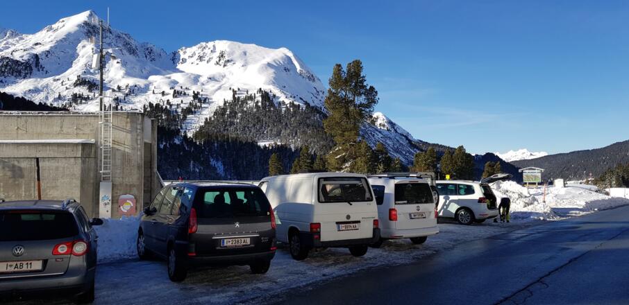 Gebührenfreie Parkbuchten am Stausee Längental.