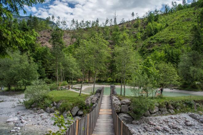 Über die Hängebrücke zum ersten Teich im Naturbadegebiet