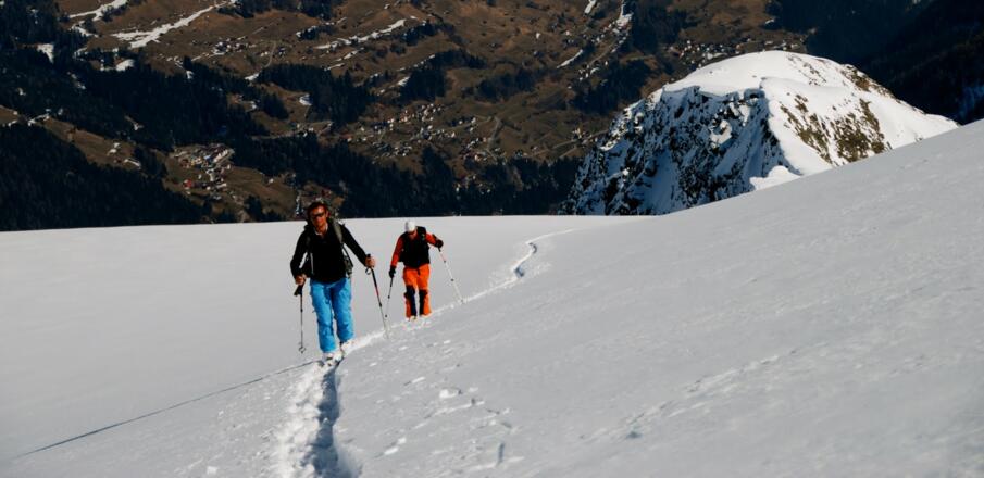 Unten im Stanzertal ist bereits Frühlung, am Flirscher Ferner noch perfekter Pulverschnee.