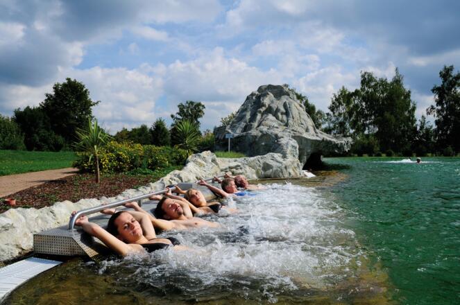 Pure Entspannung im Heilwassersee der FrankenTherme Bad Königshofen