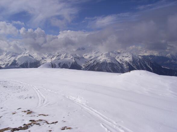 Am Gipfelplateau des Wetterkreuzkogels mit Blick zum Wetterkreuz.