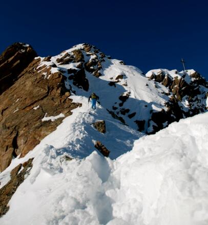... teilweise bis zu 55° steil und ausgesetzt. Die Felsen im Gipfelbereich werden rechts in einer steilen Firnrinne umgangen.