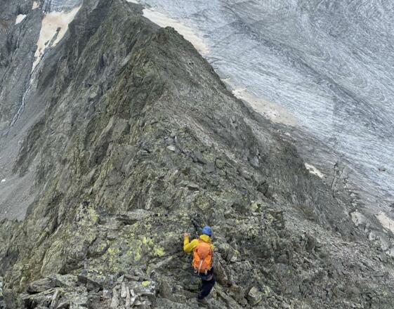 Abstieg über Grat bis Rinne (weißer Fels); dort in Richtung Gletscher hin absteigen und Steinmännern zur ersten Abseilstelle folgen