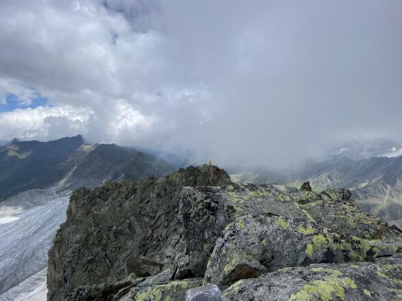 Vom Gipfel Blick zurück auf nachfolgende Seilschaft