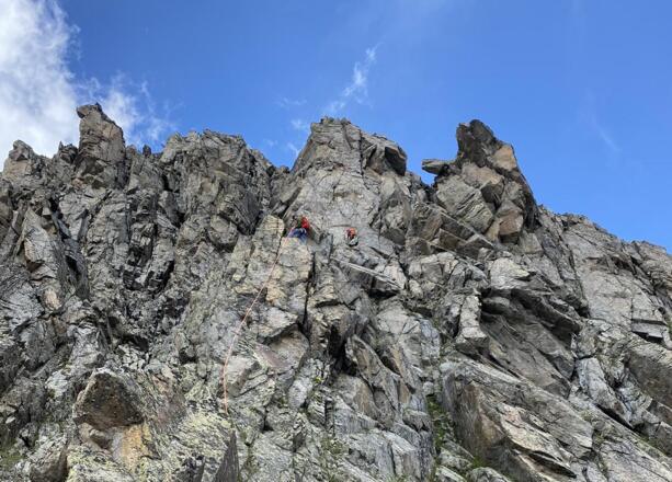 Vom 14. Stand in 15. Seillänge mit Blick auf 15. Stand und Seilverlauf der 16. Seillänge
