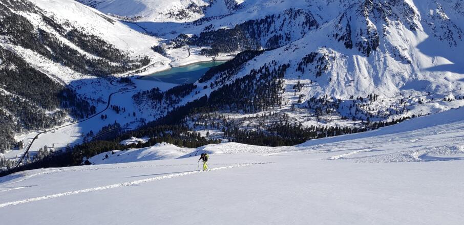 Aufstieg über den Gipfelhang. Blick hinunter ins Mittertal, auf den Speicher Längental und (hinten) Kühtai.