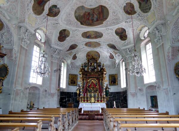 Der prachtvolle Innenraum mit dem Hochaltar.