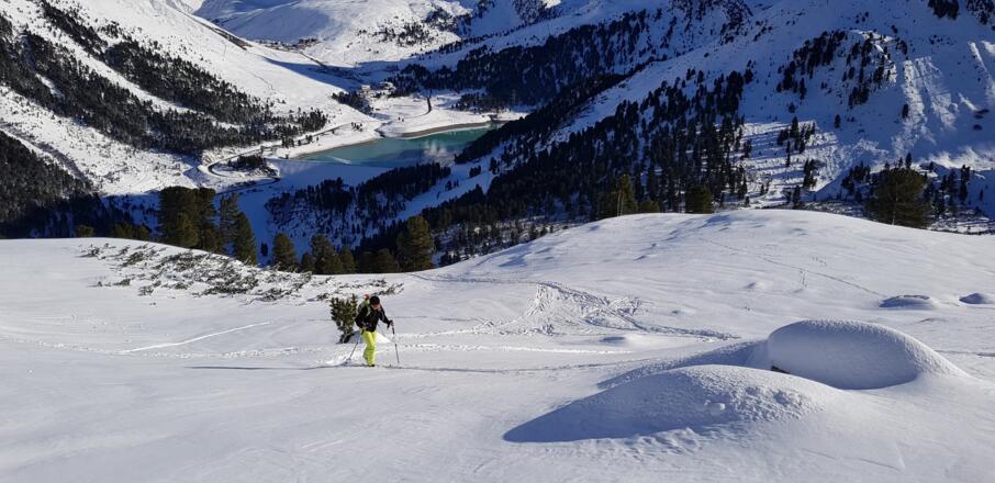 Über der Waldgrenze erreicht man eine Geländestufe. Durch die Mulde ansteigen und dann rechtshaltend auf den breiten Rücken zu und ...