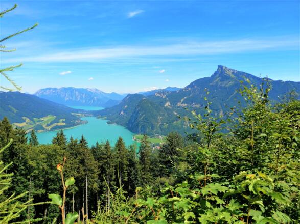 Blick über Mondsee, Attersee und zum Schafberg