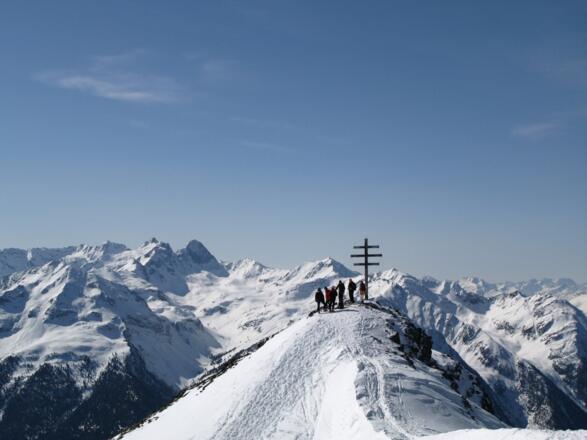 Das Wetterkreuz bieten einen grandiosen Ausblick auf den Geigenkamm in den Ötztaler Alpen. In der linken Bildhälfte der Wildgrat (2971 m).