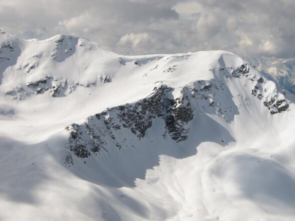 Die letzte Etappe zum Gipfel im Detail. Rechts der Wetterkreuzkogel. Über dem flachen Grat ist der eigentliche Gipfel - das "Wetterkreuz" - mit dem markanten Gipfelkreuz zu sehen. (Aufnahme vom Gipfel des Schafzolls.)