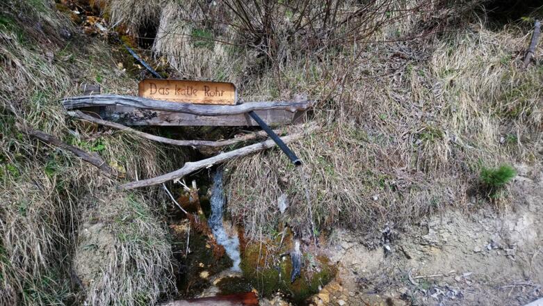 origineller Brunnen am Wegesrand