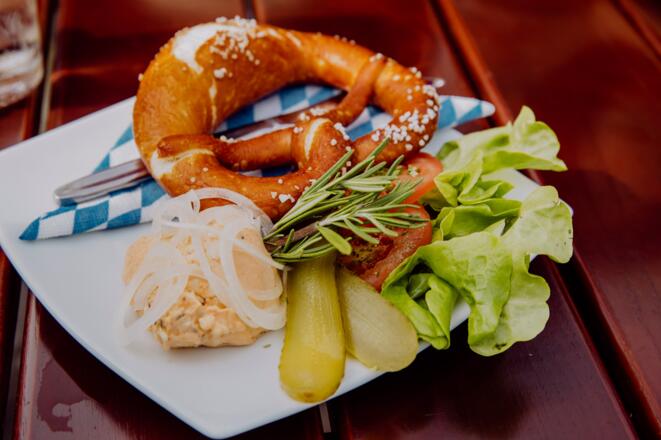 Brotzeit im Biergarten H2O