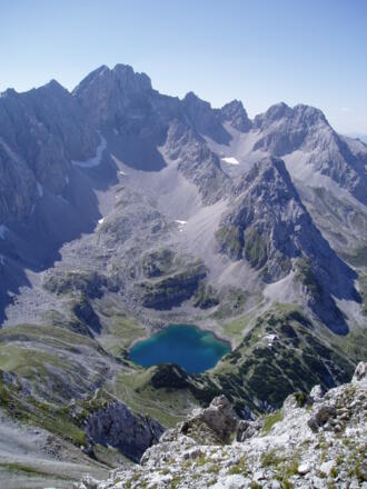 Blick auf den Drachensee mit Coburger Hütte vom Gipfel des Vorderen Tajakopfes