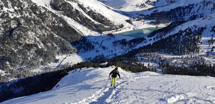... über diesen bis zu einem Absatz unter dem Gipfelhang.