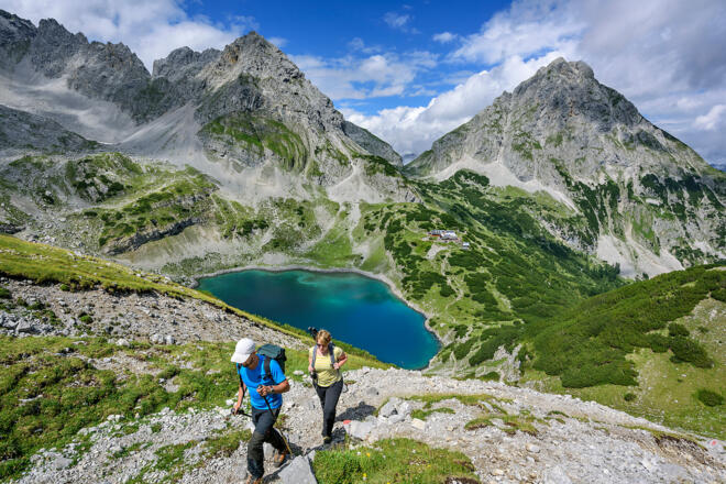 Beim Aufstieg zum Tajakopf öffnet sich der Blick auf die Coburger Hütte und den Drachensee.
