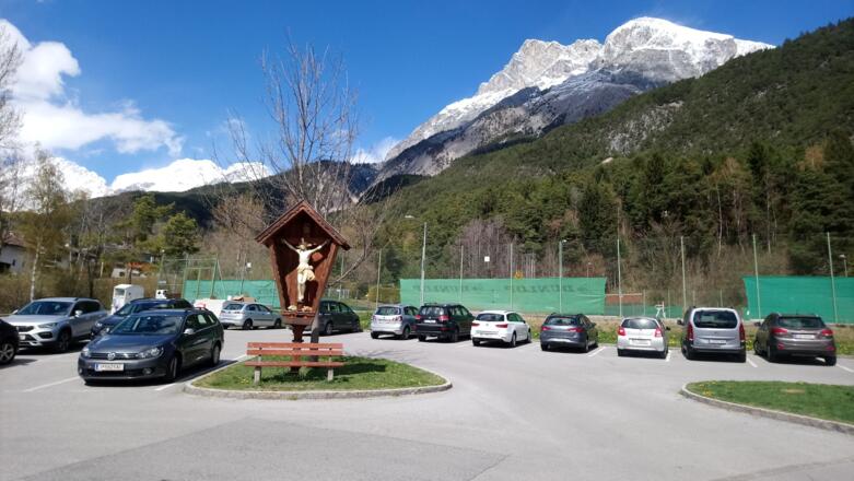 Großer gebührenfreier Parkplatz bei den Tennisplätzen in Birkenberg