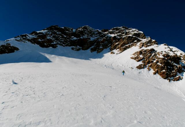 Links das Skidepot.