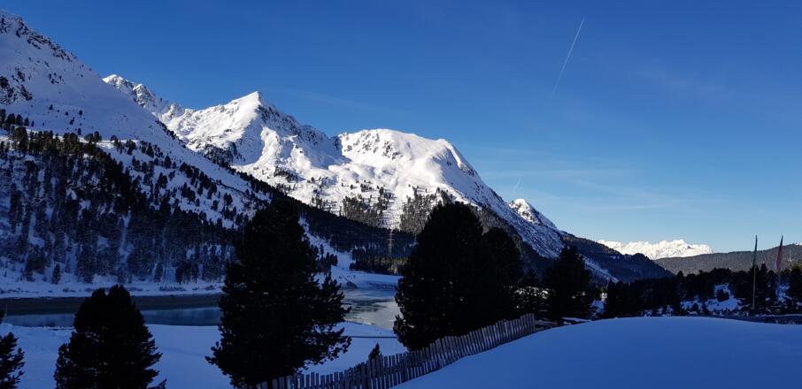 Blick über der Speicher Längental zur Vorderen Karlsspitz und zum Schafzoll (rechts).