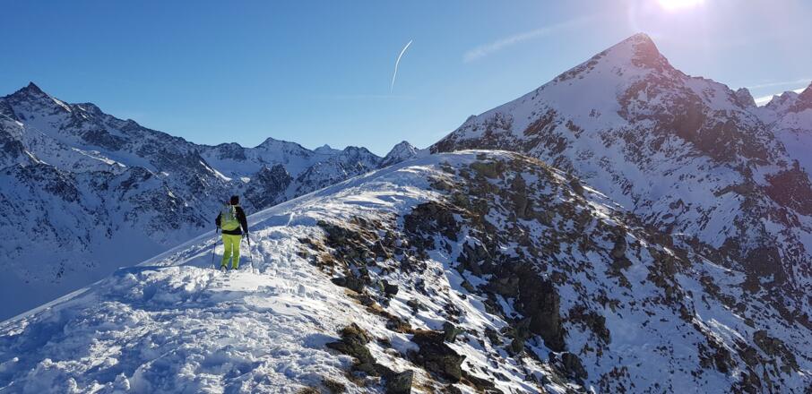 ... dem Gratverlauf folgen bis zum höchsten Punkt. Hinten rechts die Vordere Karlsspitz, ganz links der Sulzkogel (3016 m).