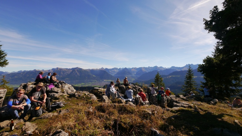 Das breite Gipfelplateau des Besler vor einer eindrucksvollen Bergkulisse