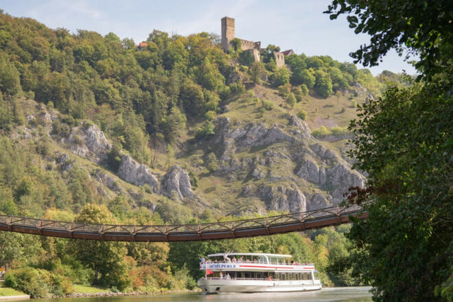 Schifffahrt im Altmühltal an Essing vorbei mit Burgruine Randeck und Holzbrücke Tatzlwurm