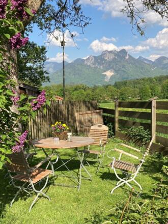 Gästehaus Weber in Gmain - traumhafte Gartenlaube mit Bergblick