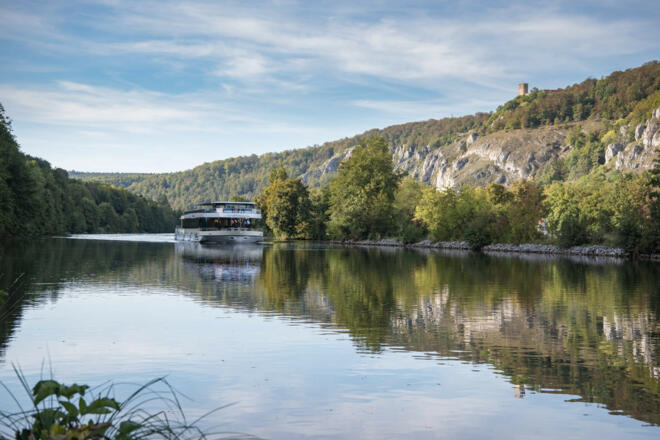 Schifffahrt auf dem Main-Donau-Kanal vorbei an der Burgruine Randeck
