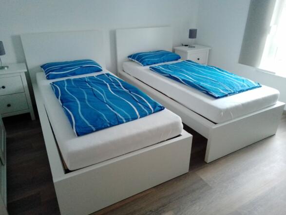 Schlafzimmer mit 2-3 Betten