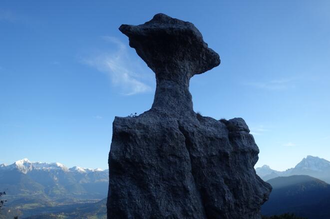 Die Steinerne Agnes, ein skurriler Felsturm mit Blick auf Göll und Watzmann