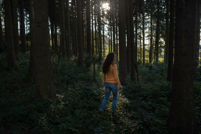 Hohenkammer_Waldbaden_Frau schlendern_web_© Claudia Müller