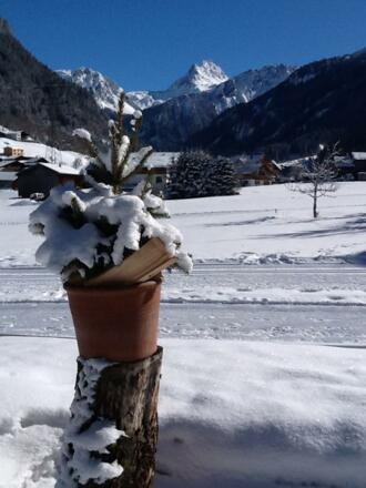 Langlaufloipe vor unserem Küchenfenster