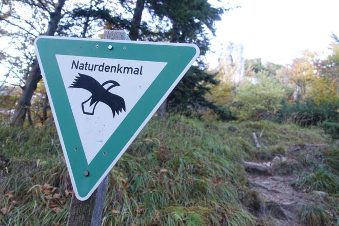 Nicht vergessen: das Naturdenkmal bittet um rücksichtsvolles Verhalten.
