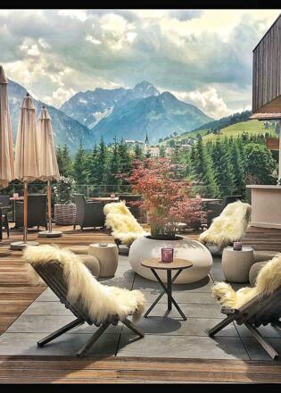 Terasse mit Bergblick