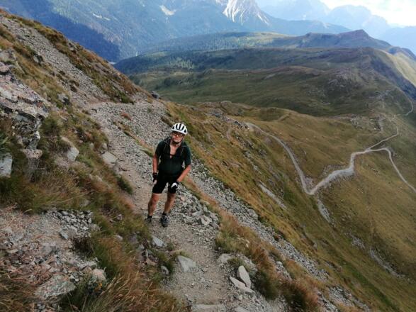 Der Afstieg zum Knieberg, rechts der weitere Wegverlauf des Stoneman...