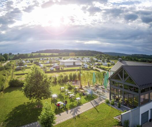 Außenansicht Campingplatz und Inselcafe