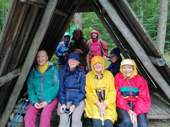 Kleiner Unterstand im Regenfall beim Eibensee